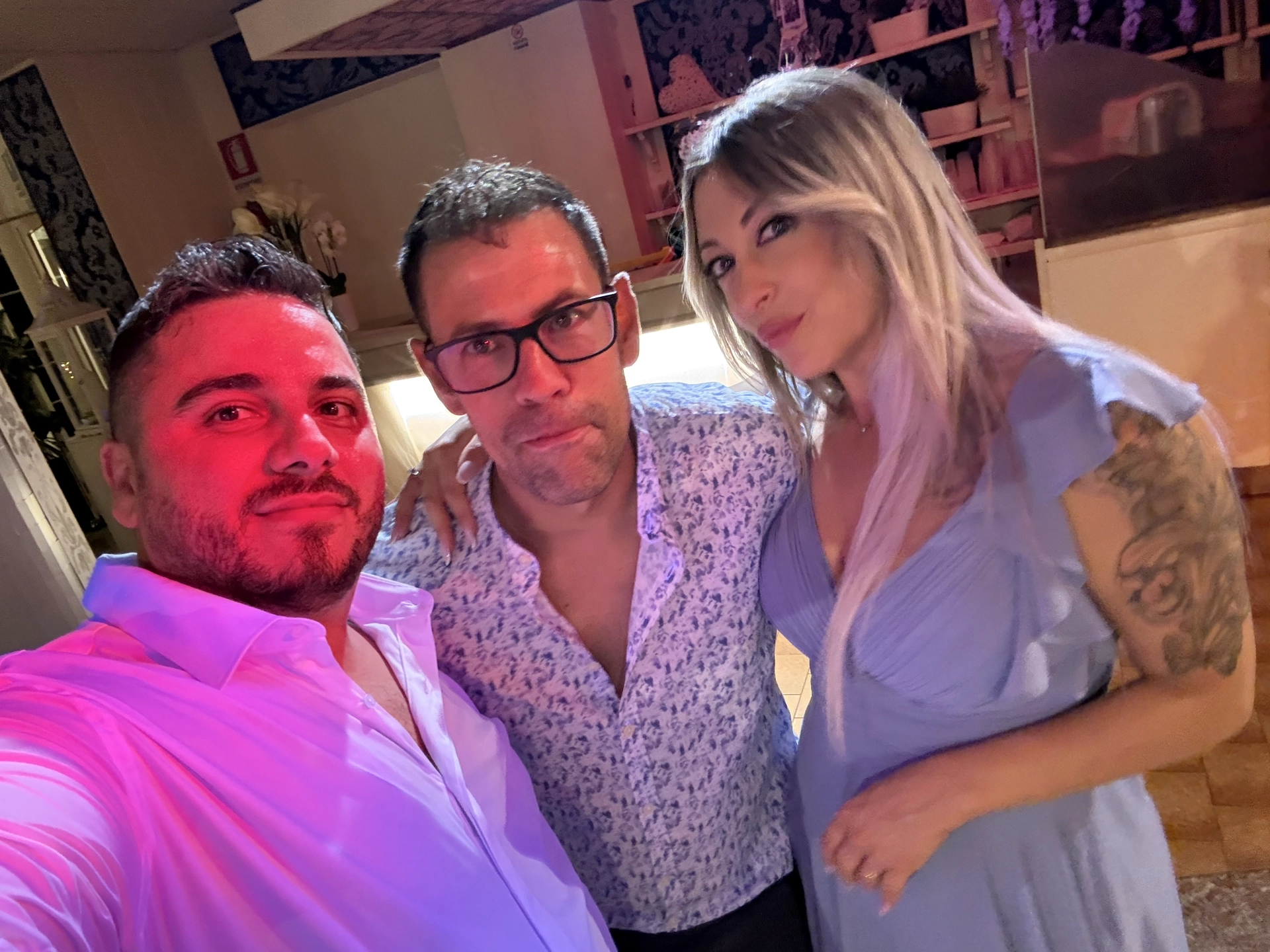 Simone insieme a Nikla e Maurizio al matrimonio di Simone e Jessica, il 21 giugno 2026