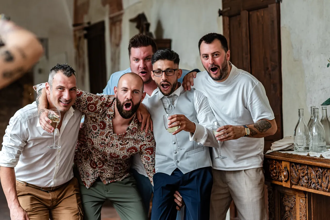Gianluca ride e festeggia insieme agli invitati