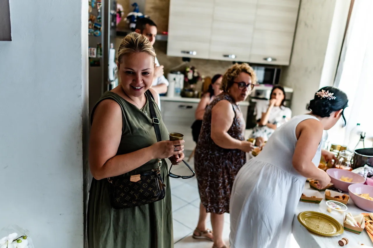Alessandra in casa con gli ospiti e il buffet