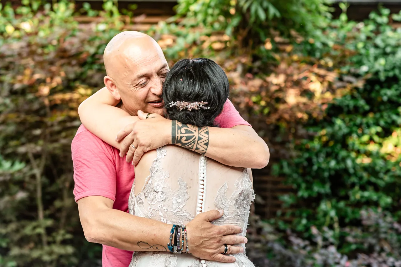 Alessandra abbraccia lo zio durante il loro ballo