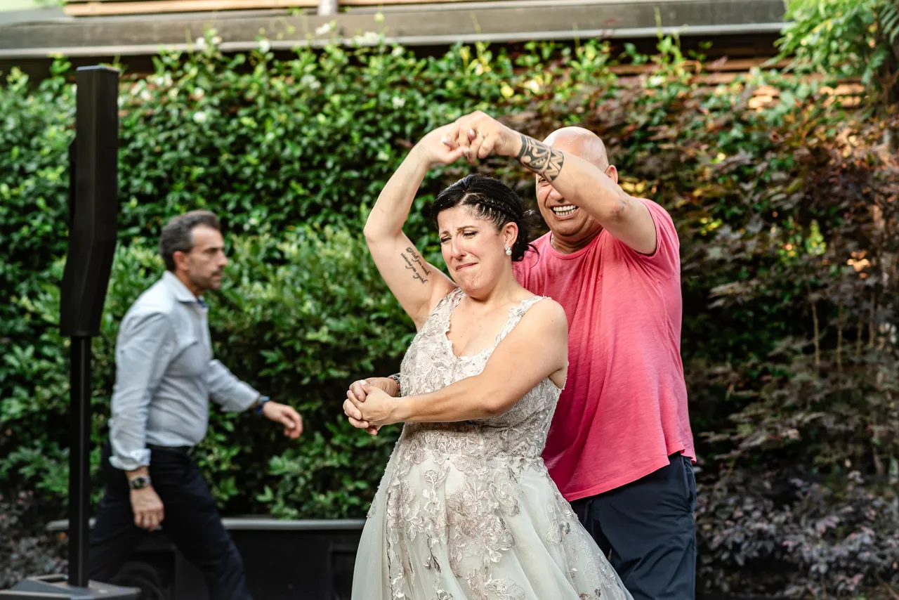 Alessandra commossa mentre balla con lo zio