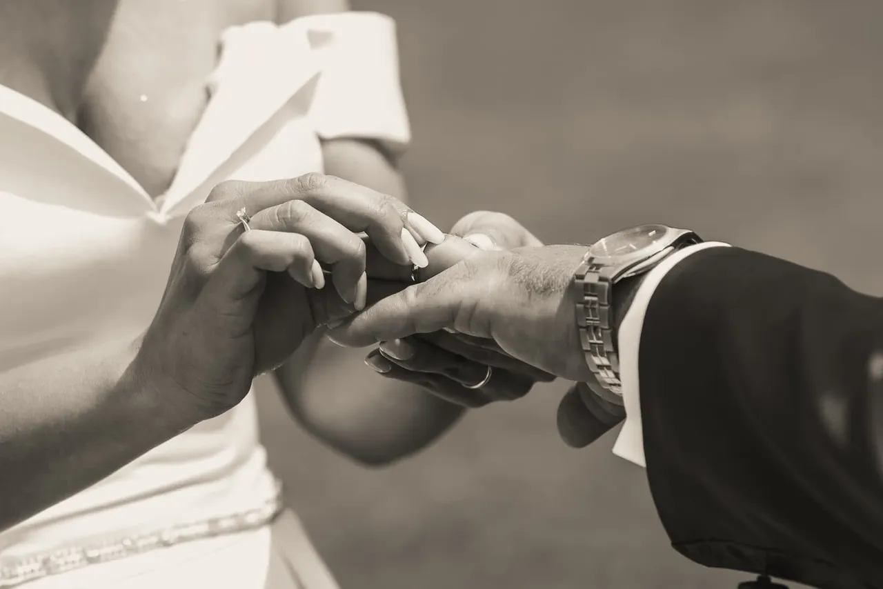 A close view of Laura and Davide exchanging rings