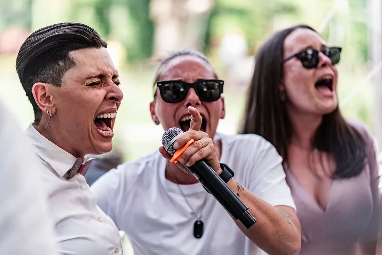 Due invitati cantano al microfono