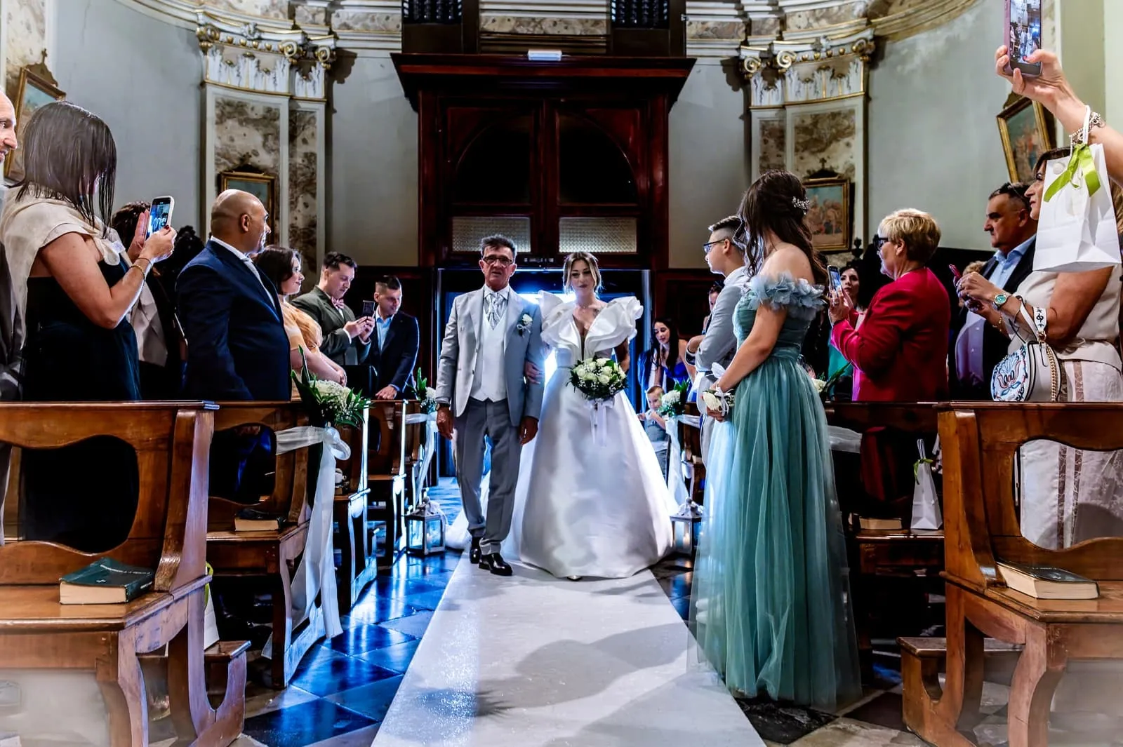 Nikla e Maurizio attraversano la navata tra gli invitati