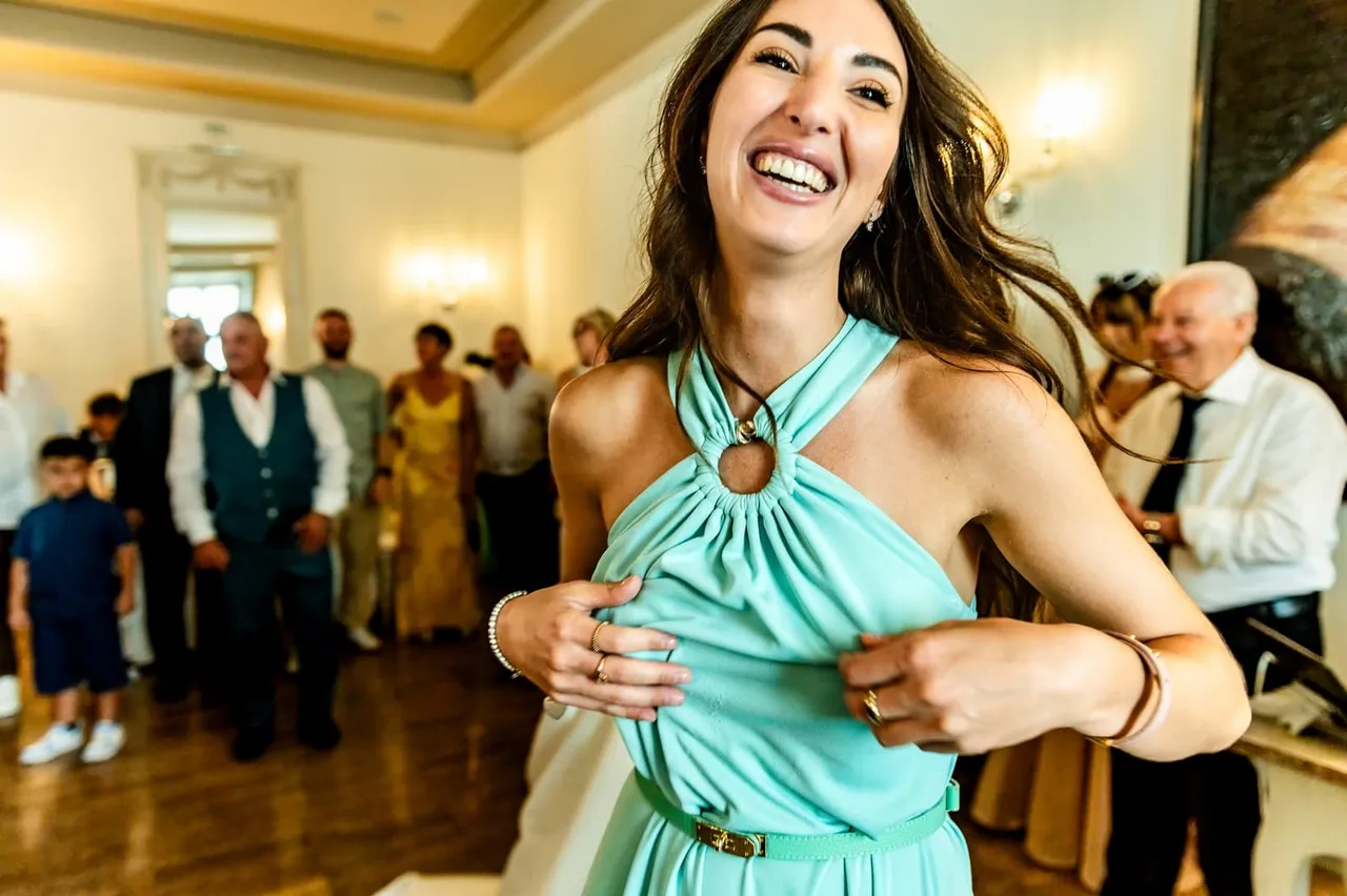 Un’invitata in abito verde balla al ricevimento