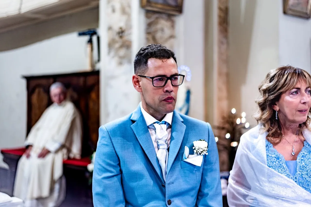 Lo sposo e una donna seduti in chiesa