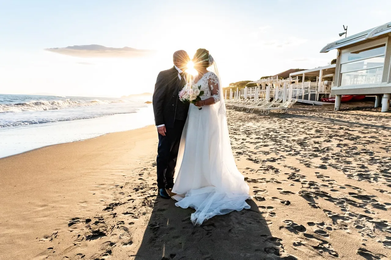 Valentina e Christian sulla sabbia in controluce