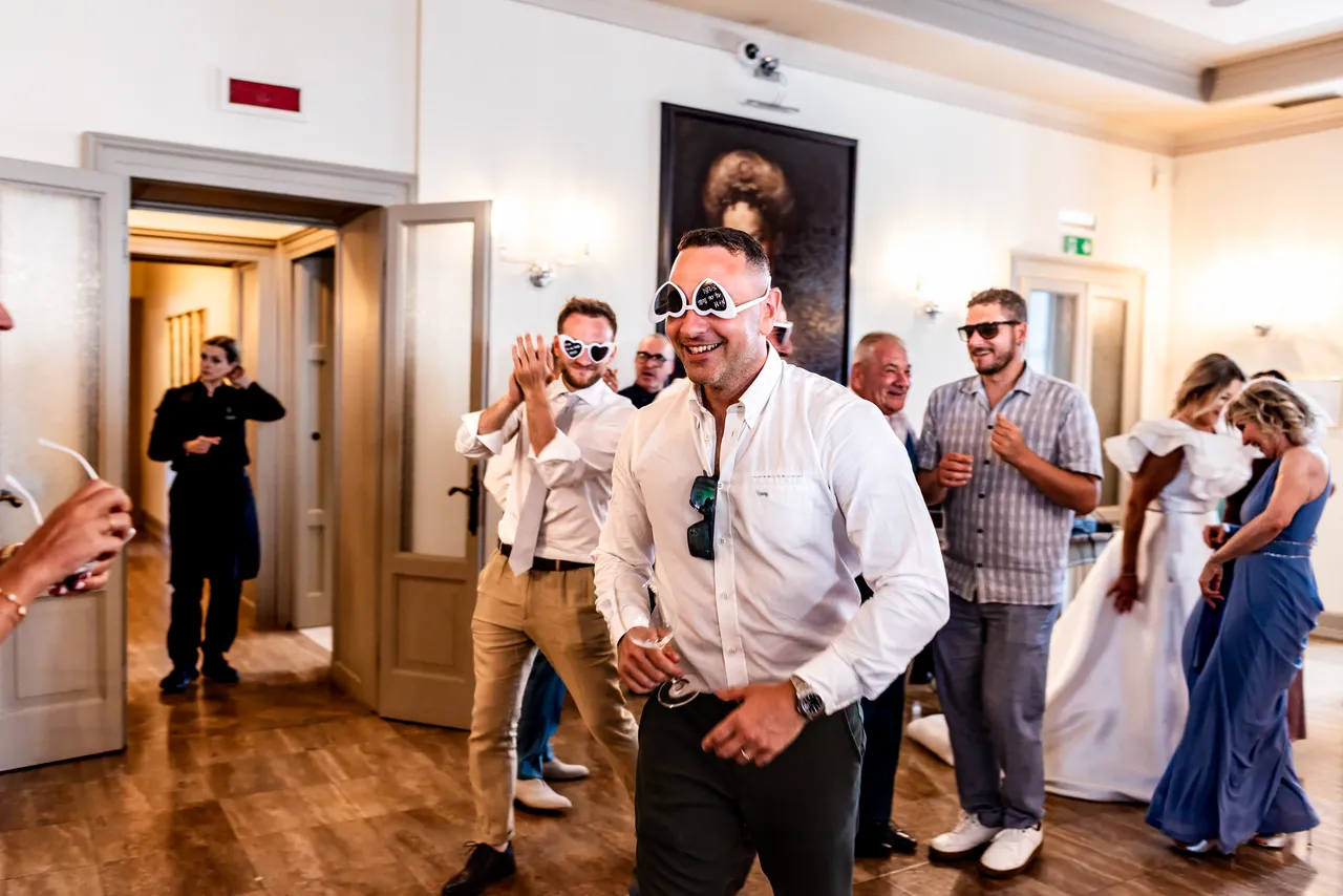 Maurizio dancing with guests in the villa