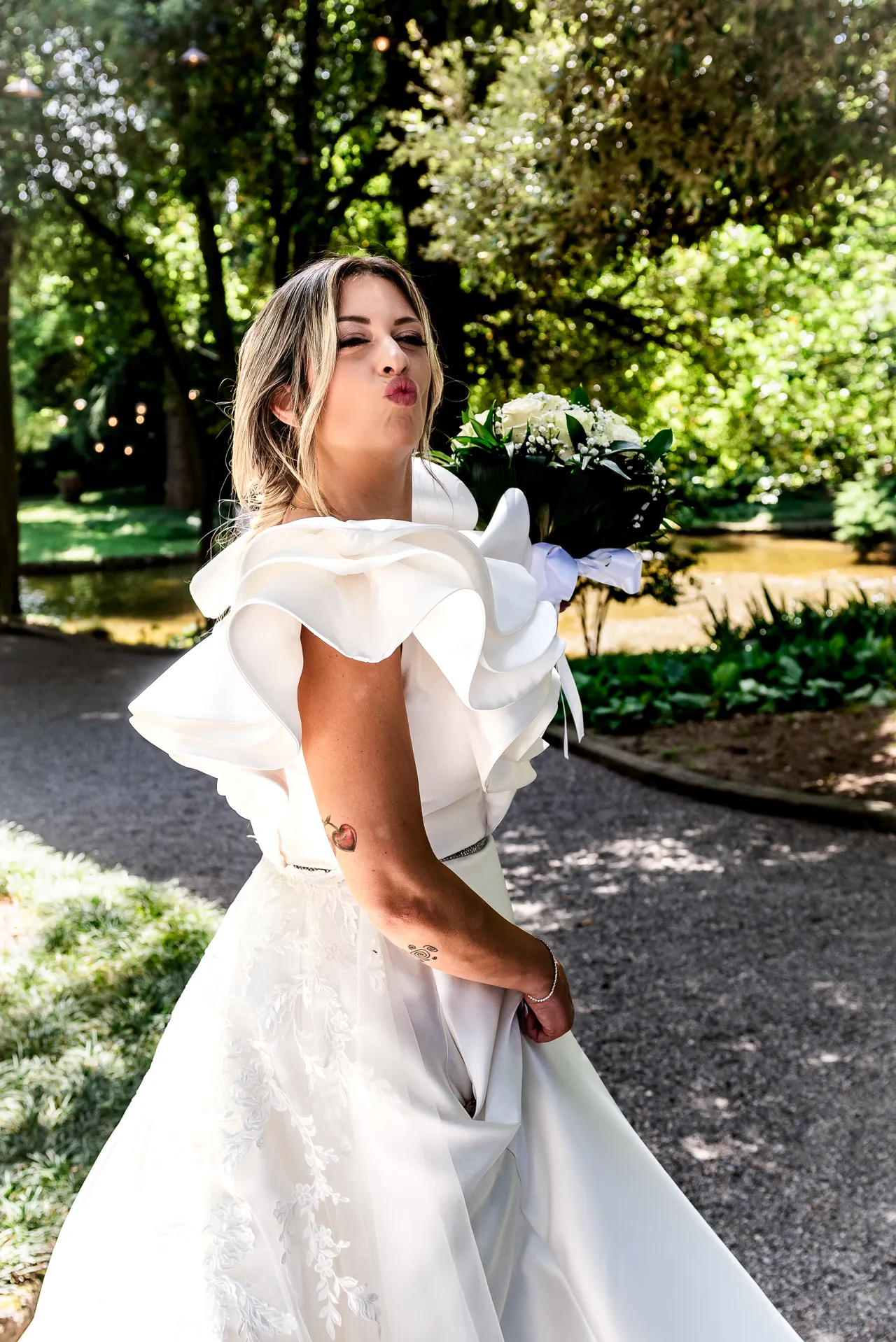 Nikla si volta sorridendo durante i ritratti nel giardino