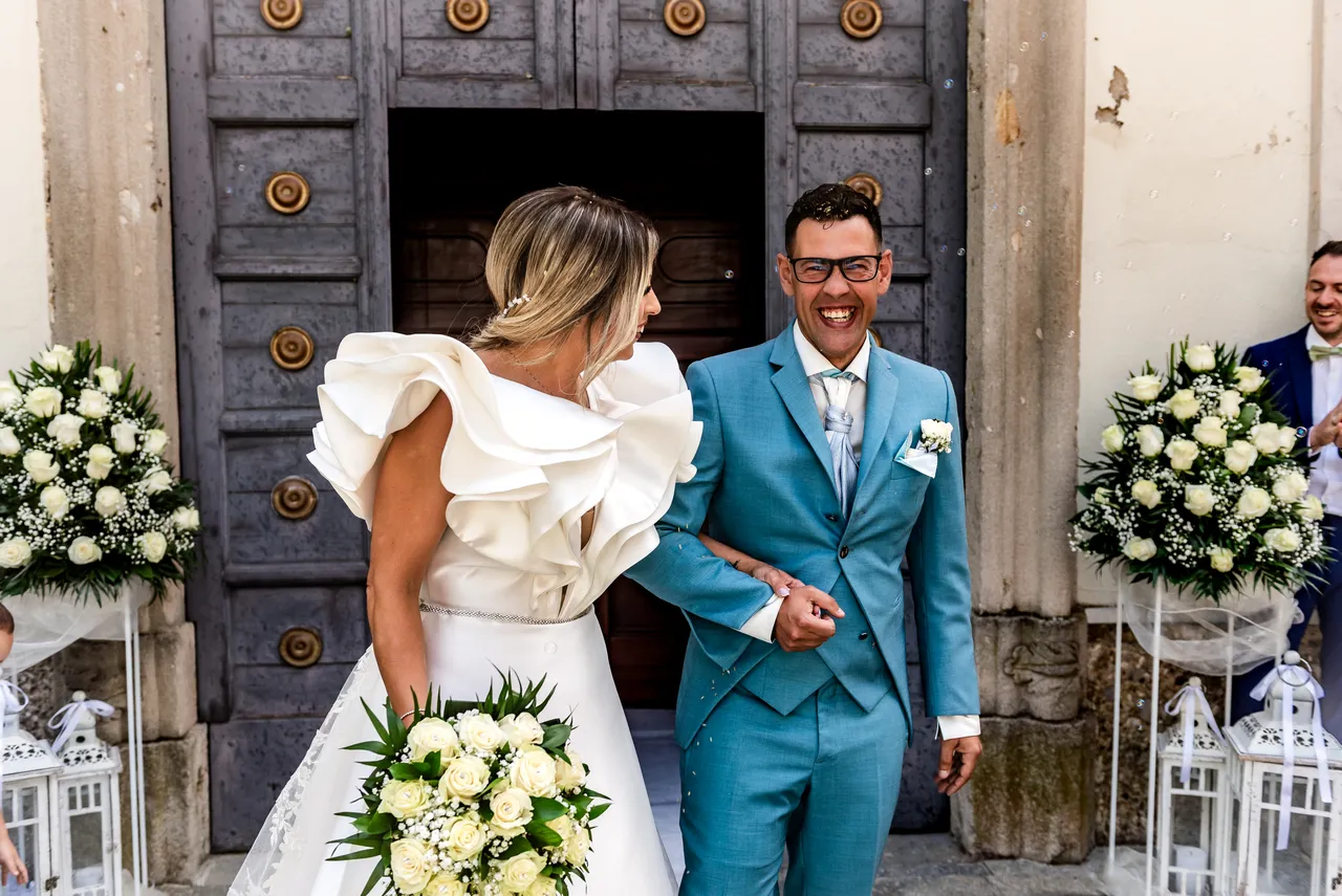 Nikla e Maurizio sorridono sul portone della chiesa